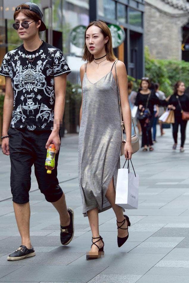 窈窕小姐姐穿着银色吊带连衣裙, 娇小的身材也很有女人味儿