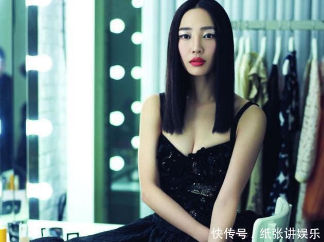 白百何穿蓝色牛仔裤, 下半身胖到让人挪不开眼, 网友: 太敢穿了!