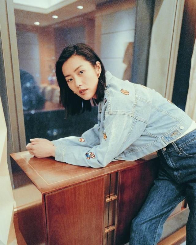 【衣品】刘雯衣品太高级,浅色牛仔夹克搭牛仔阔腿裤魅力四射,不愧是超模