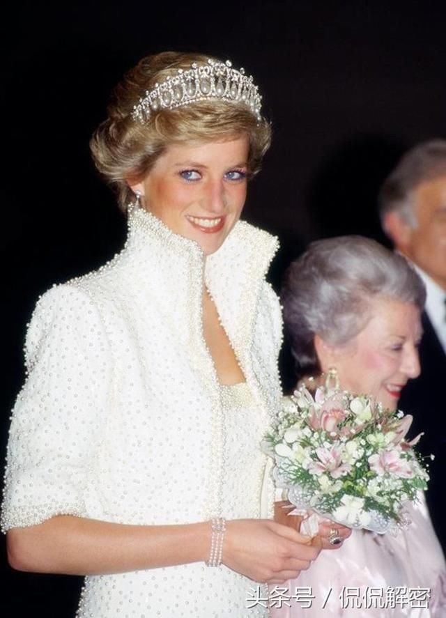 直击戴安娜王妃生前最“惊艳”的老照片，张张都触动人的心扉