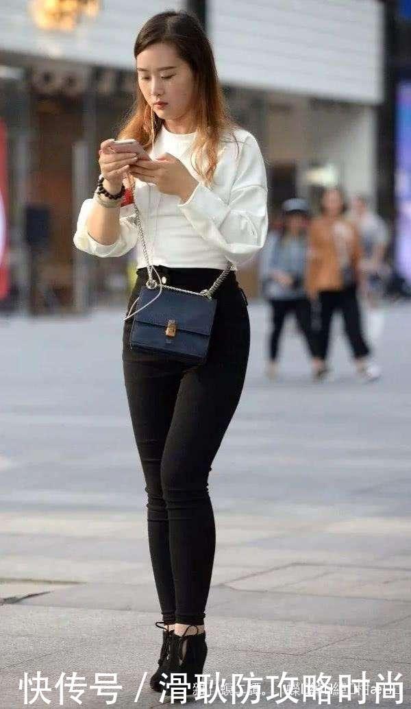 路人街拍:女生闺蜜逛的街,两人腿都好修长,穿短裙气质十足!