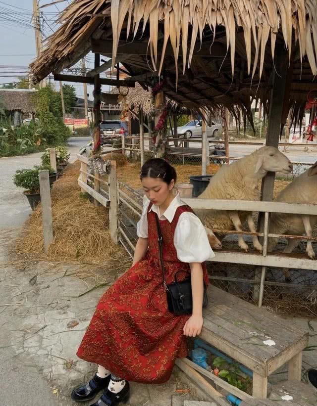  『复古』春天碎花裙穿搭：有气质才是最主要的