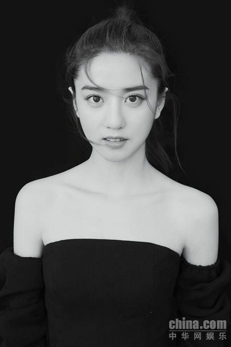 99后李凯馨大气演绎黑白片 “天鹅颈”少女气质好惊艳