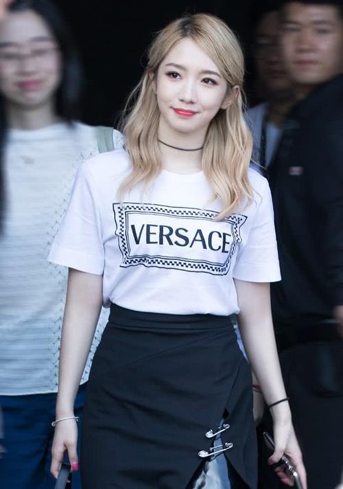 孟美岐这造型给力了，半身裙被剪开了，只能靠两个别针固定住！