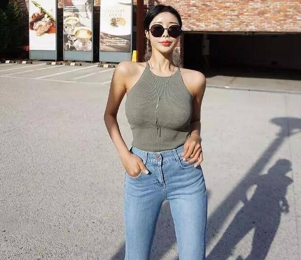 白皙甜美的牛仔裤美女,苗条高挑,展现出时尚女人的韵味!