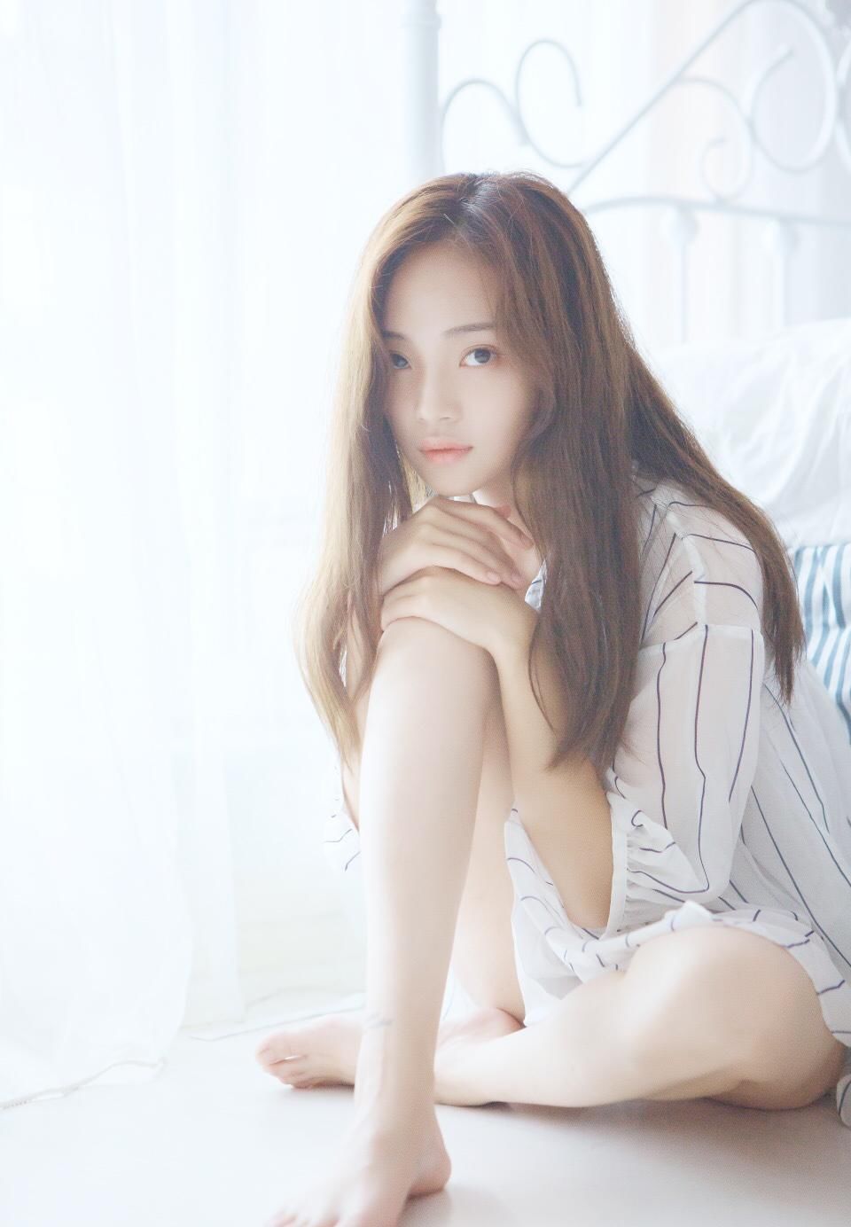 床上性感衬衣美女长腿惹火诱人写真图片