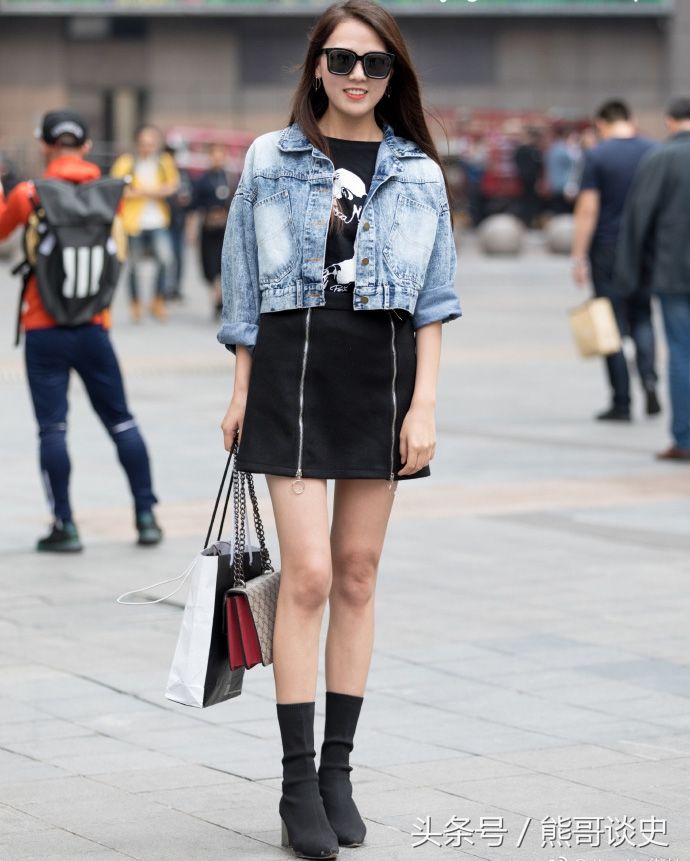 重庆街拍，焦糖色大衣搭配牛仔连衣裙，性感与时髦并存!