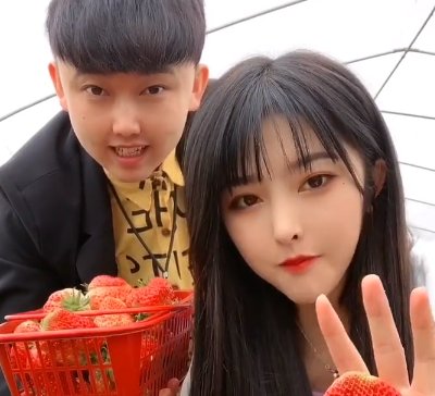  「次惑」次惑小仙女和可乐摘草莓，当镜头放大10倍后，又重新整了鼻子？