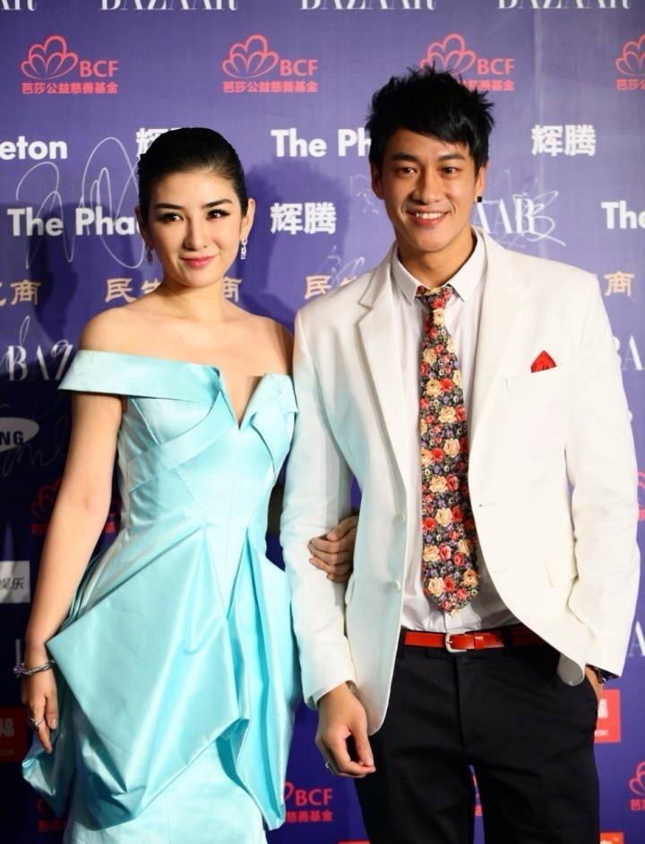 40岁黄奕厉害了！仅剪了个空气刘海显小20岁，网友：我又恋爱