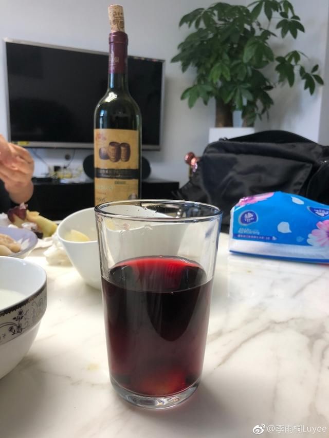 李雨桐晒2000万豪宅被打脸是样板房，卖仿冒家里脏乱差地板还裂缝