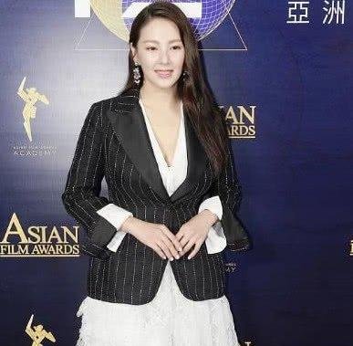 网曝某女星黑历史初中毕业装白富美，骗孕傍大14岁富豪