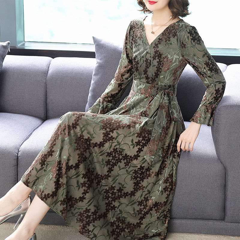 谁说60后女人不能美!秋后穿这欧版裙，配平鞋，足以美翻一条街