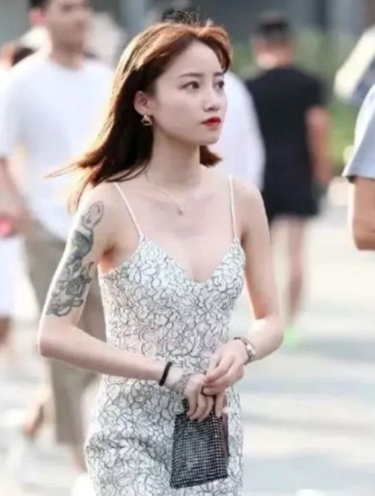 「显得身材」街拍:简单穿搭的时髦美女,搭配的好一样美,身材曼妙魅力十足