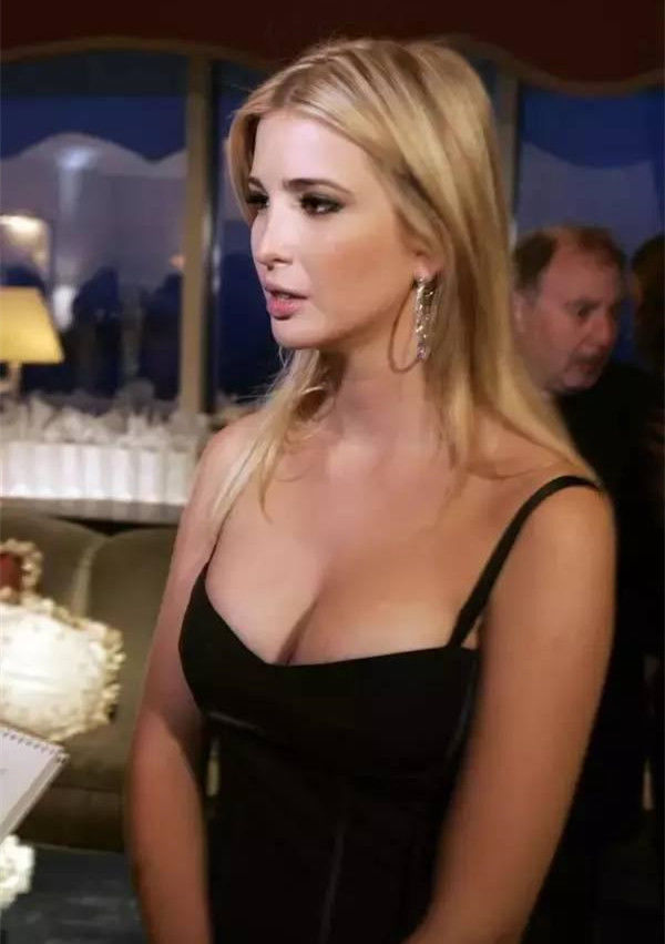 37岁的伊万卡:双手叉腰凸显凹凸好身材，最后一张吊带装太诱人!