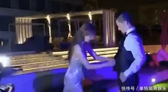  身穿：婚宴结束后，林志玲身穿吊带裙与小S热舞，哪里像是44岁女人的样子