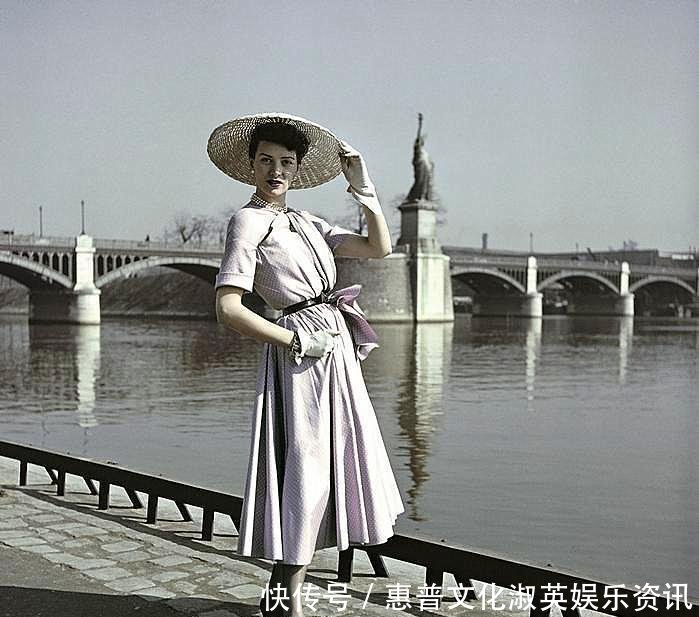 『老照片』老照片 1950年的法国巴黎美女牵着小狗走在街头