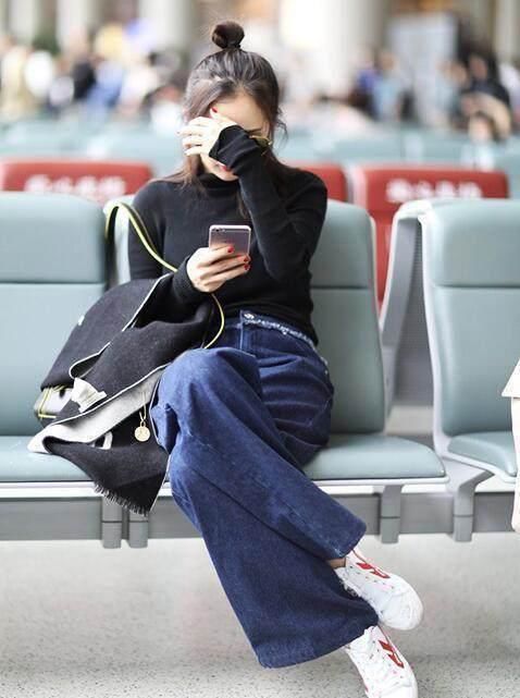 杨幂一家三口现身机场，脚上的“老北京鞋”亮了，网友：真接地气