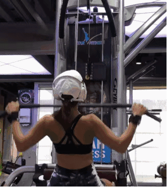 她婚姻失败不幸流产,42岁逆袭成马甲线女神,和小鲜肉谈恋爱!