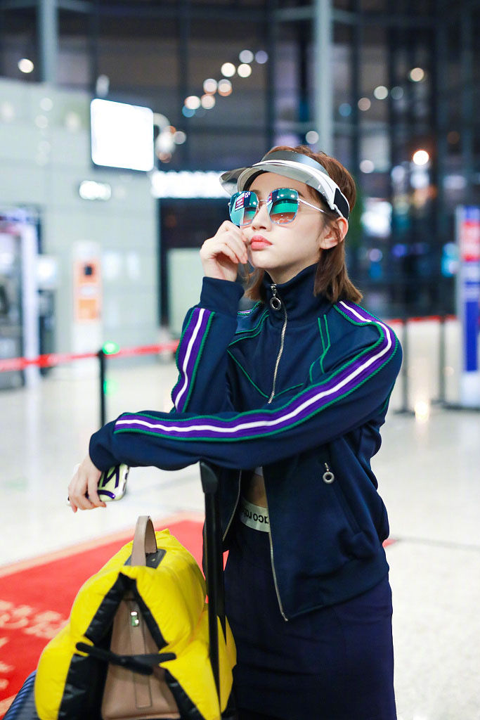 欣赏不来!景甜运动短裙配打底短裤，网友:有点一言难尽