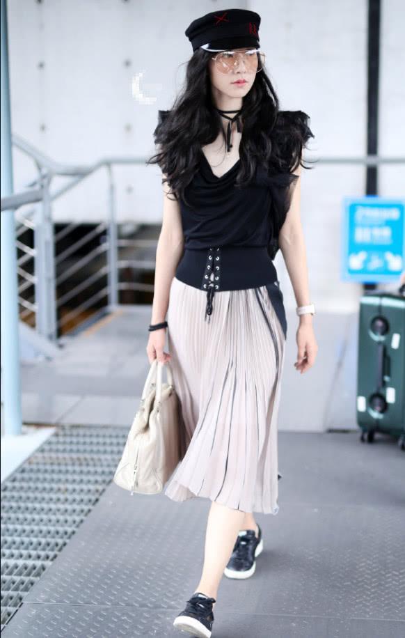 真是佩服韩雪!土掉渣的百褶裙竟穿得如此魅力,这气质无人能及!