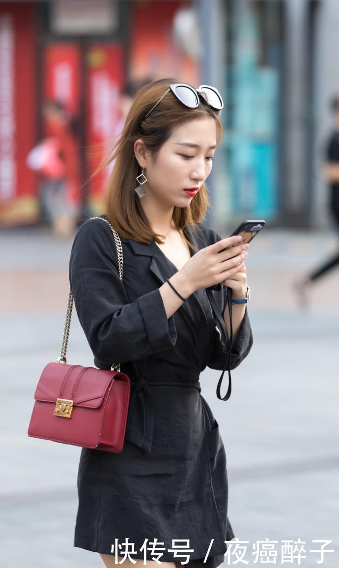 「穿紧身衣的丰满美女」街拍:这样打扮的性感美女在街上拍照,太美了!