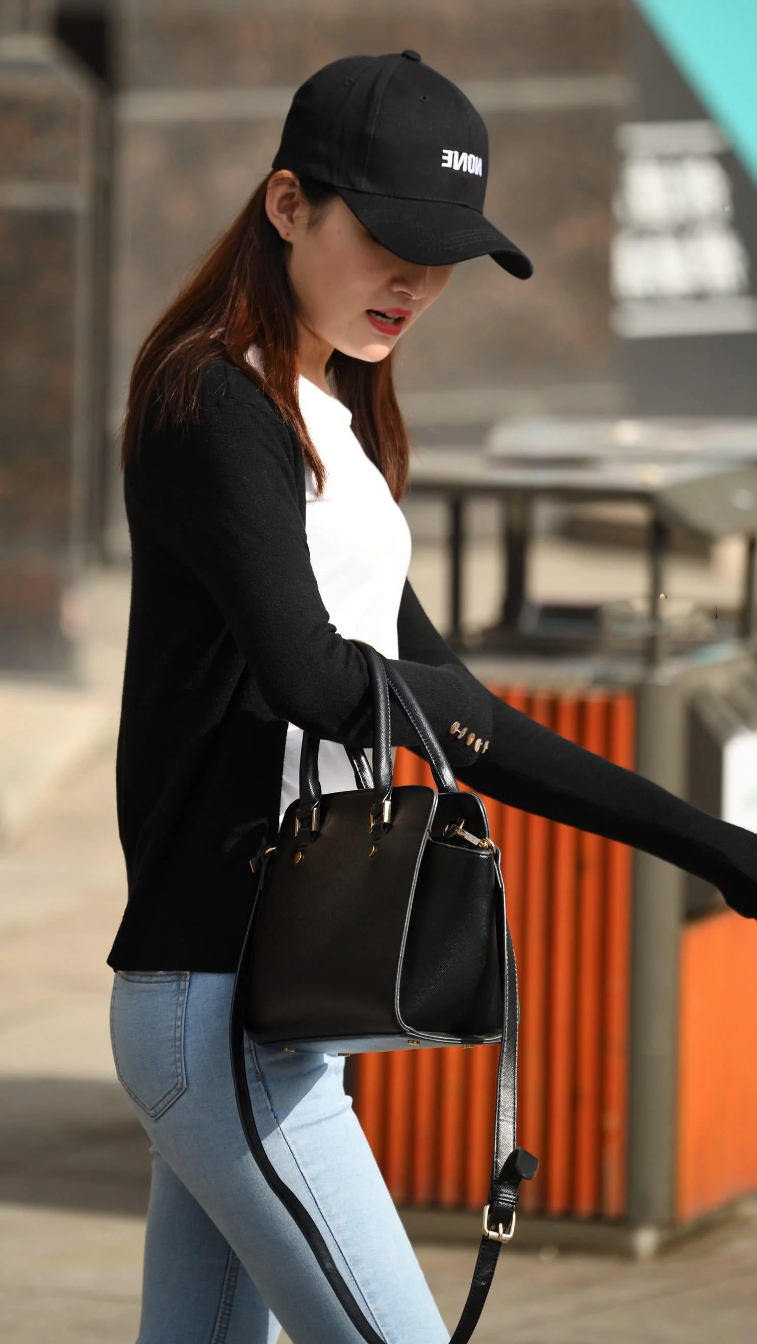 气质小姐姐牛仔裤勾勒完美臀型,一颦一笑都显得很成熟