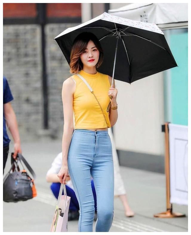 街拍:一头白发的小姐姐穿着紫色连衣裙，酷酷的样子性感又美丽!