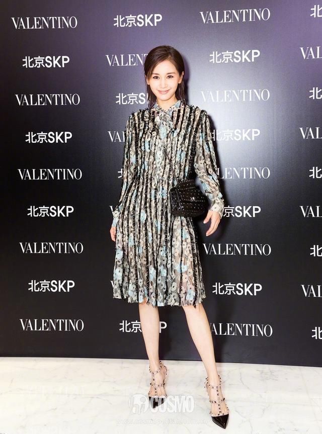 好尴尬，及膝裙被王子文穿成中长裙!之前显高打扮全靠一双高跟鞋