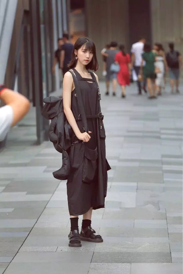 街拍 : 小姐姐身材十分匀称紧致，穿上黑色吊带后格外性感