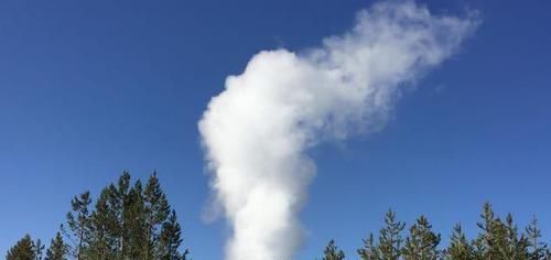 黄石公园间歇泉持续喷发，与超级火山似无关系