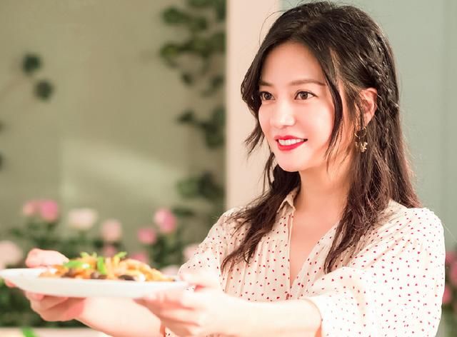 赵薇这块18万的手表成标配，节目上一连戴了8次，做饭都不肯摘