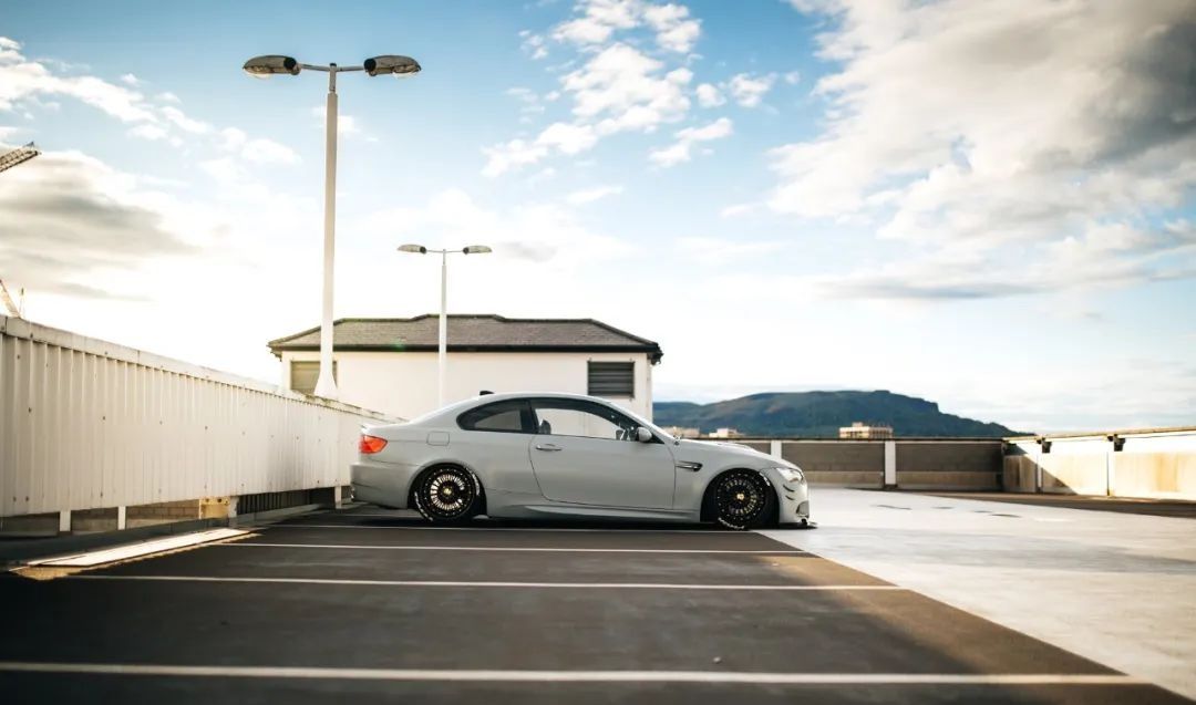  『姿态』低空飞行战舰灰宝马 E92 M3，姿态风格却难掩大佬气质