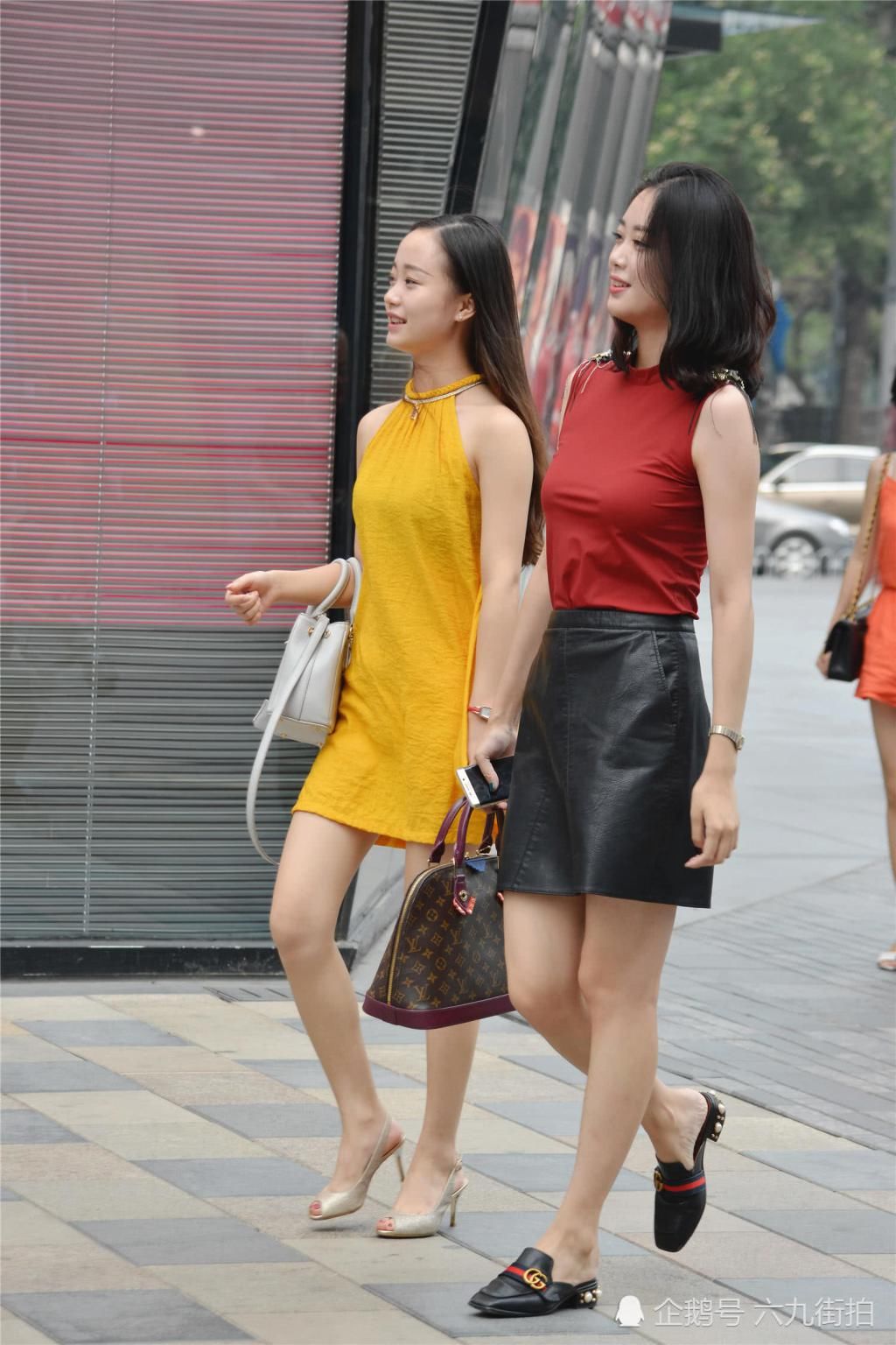  色彩|和闺蜜一起逛街，就要搭配一点颜色，高跟鞋会更好衬托气质