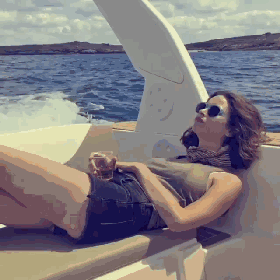 INS上的假白富美蹭明星热度狂练硅胶臀，还熬夜P图P到肾虚?