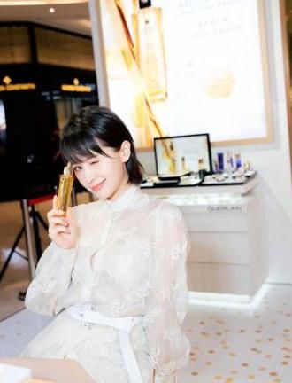 王子文穿薄纱衣套肚兜，上半身满分，网友：腿长一米七更博眼球