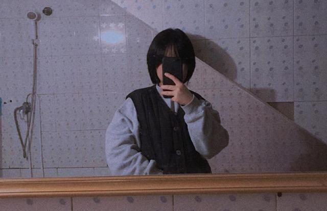  何不■毛呢大衣显沉重，何不参照下刘雯的穿衣搭配，一件祖父吊带背心搭出时尚潮流感