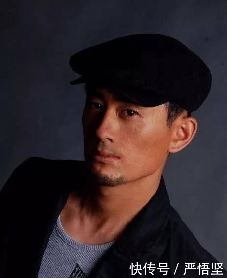  『依旧』51岁阿宝穿7年前演出服唱新歌，依旧比不过披上大衣的朱之文？