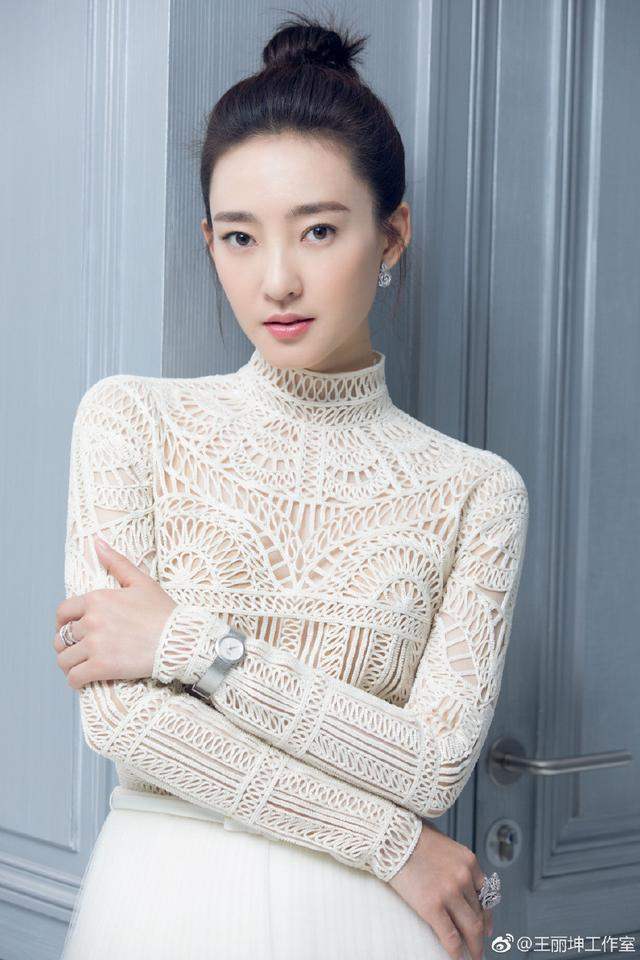 张天爱真够拼的! 穿的蕾丝肚兜快掉还浑然不知 这样的尺寸谁来管