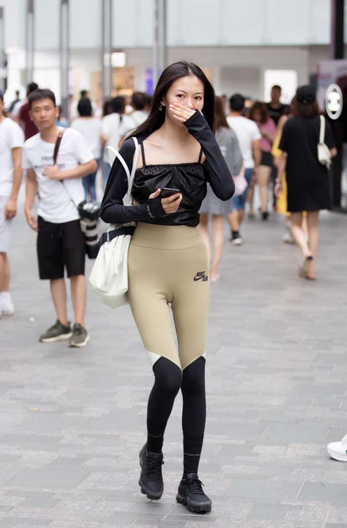 街拍: 运动锻炼出来的好身材, 小姐姐喜欢穿搭运动打底裤