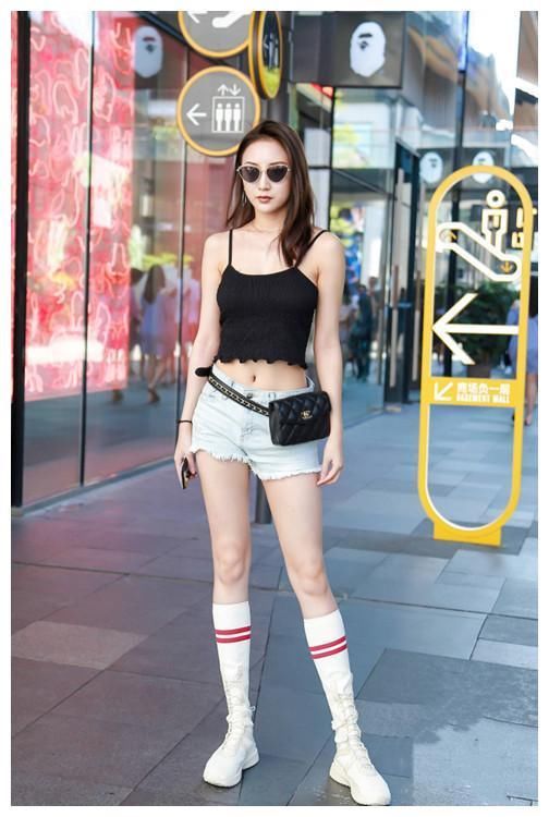 街拍：图1超短裤，图2吊带低胸上衣，图3时尚随性文艺范！
