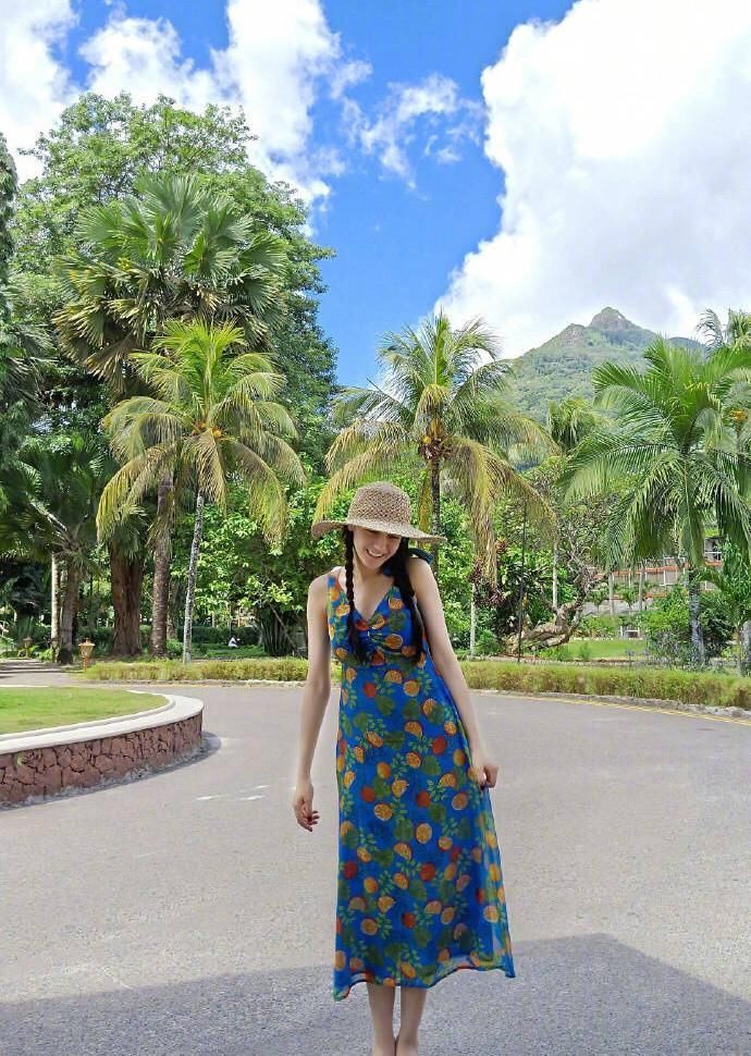 迪丽热巴艳丽配色真时尚，以为都是“眼睛”，走近一看是吃货无疑