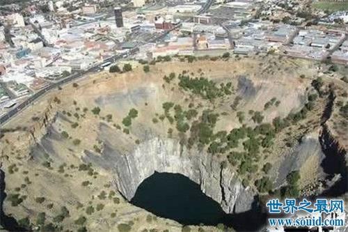 危地马拉天坑的形成原因，地质变化导致水腐蚀地面