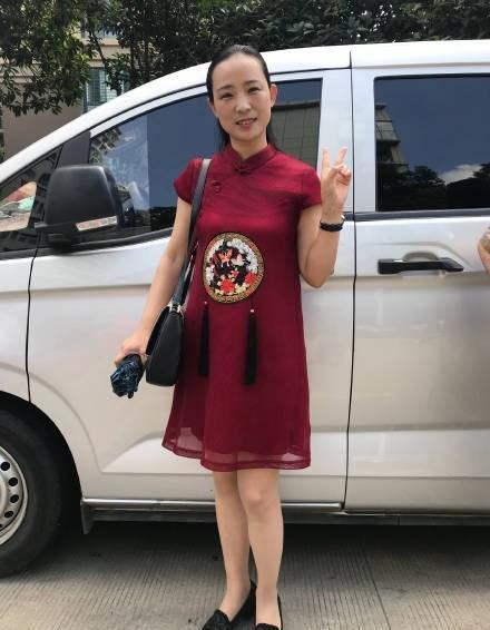  旗袍装：那些穿旗袍的妈妈们，美得优雅又高级，是街头靓丽的一道风景线！