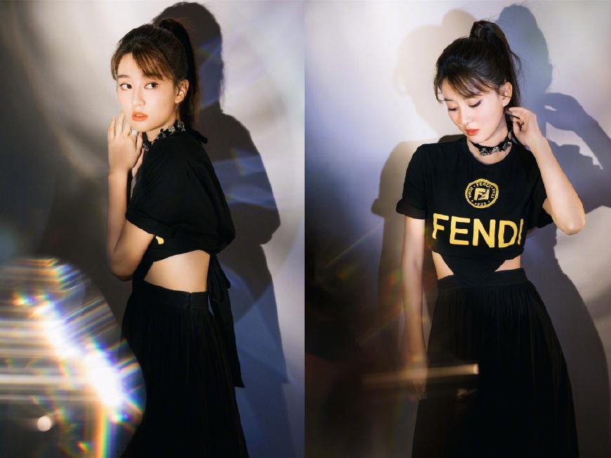 乔欣才是真“腰精”, 穿T恤还遮不住好身材, 又酷又美!