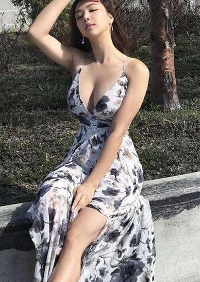 小姐姐穿露背长裙，性感的V领，凸显曼妙身姿又不失优雅！