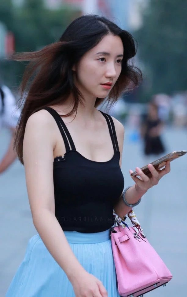 气质小姐姐双肩吊带显露白皙上围，飘飘长裙有种仙子临凡的感觉