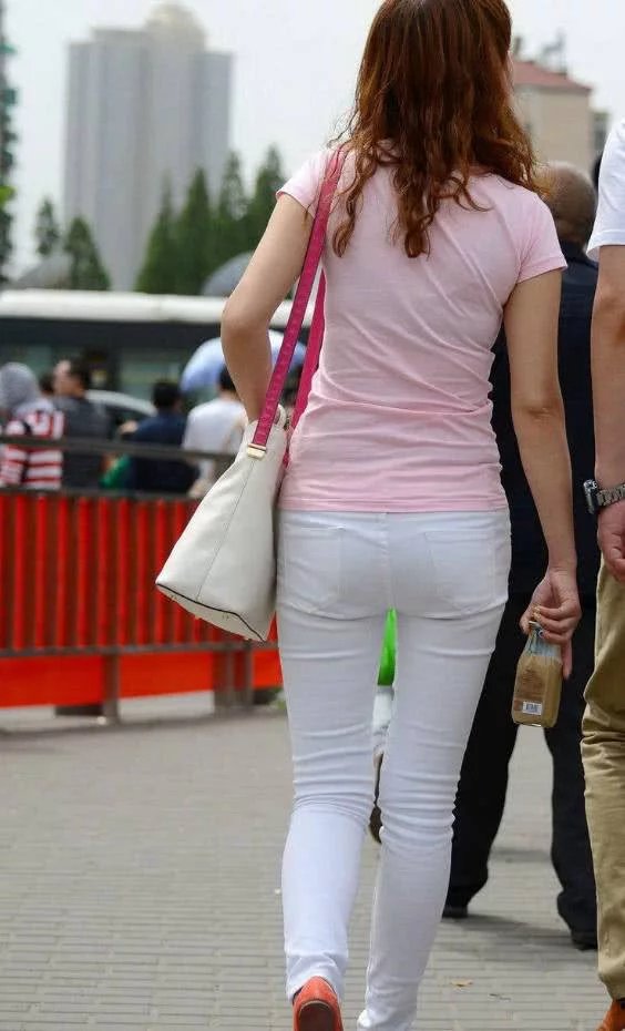 不同类型的白色牛仔裤，都能让人轻松穿出不同感觉！