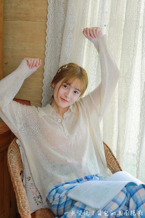 路人街拍，小姐姐的一举一动都在散发着成熟女人味