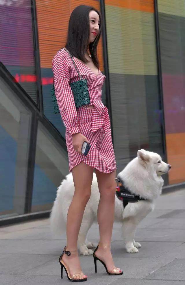 路人街拍，娇小美丽的漂亮小姐姐，白色露肩上衣很是时尚