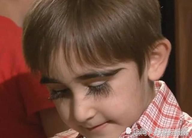 俄罗斯这位11岁小男孩火了!拥有全网最长睫毛，真正“睫毛精”